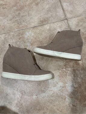 Size 8 tan sneaker wedges